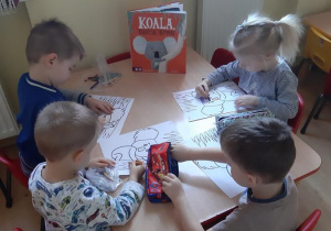 Mateusz, Miłosz, Adam i Nikola malują swoje obrazki Koali.